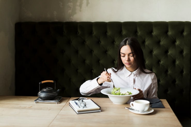 Mindful Eating vs Dieting: Which Better Supports Long-Term Weight Control?